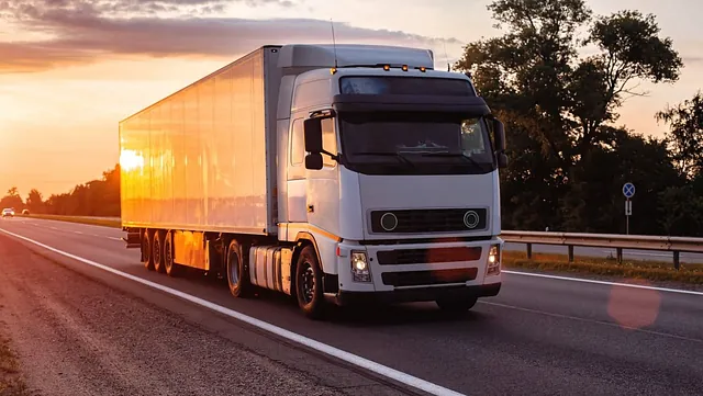 camion en la autopista al atardecer